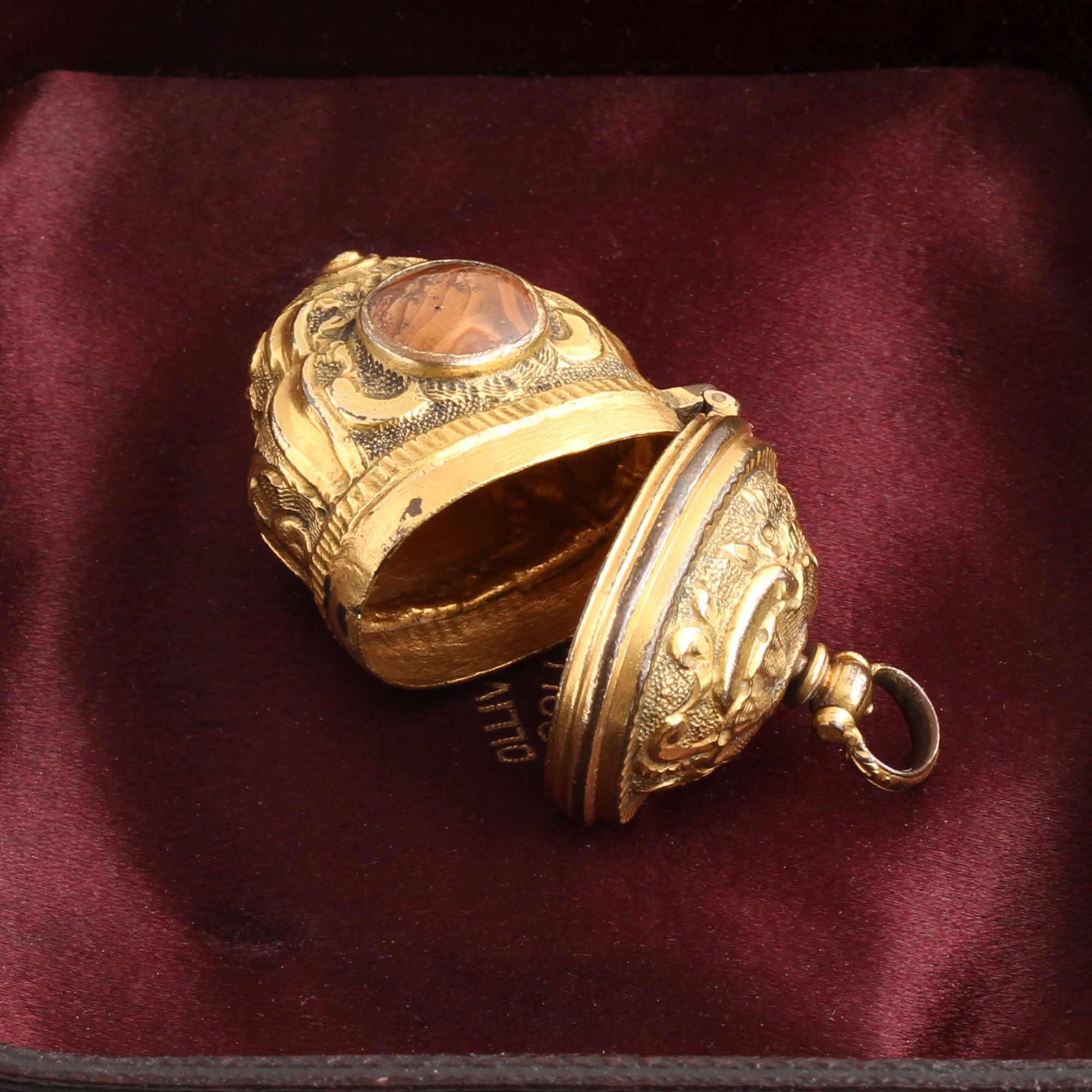 Victorian Foliate Agate Case Pendant