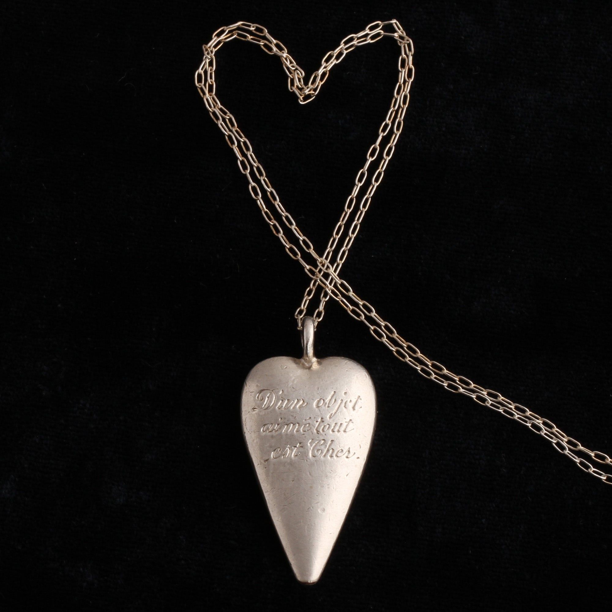 Victorian "D'un objet aimé tout est Cher" Heart Pendant