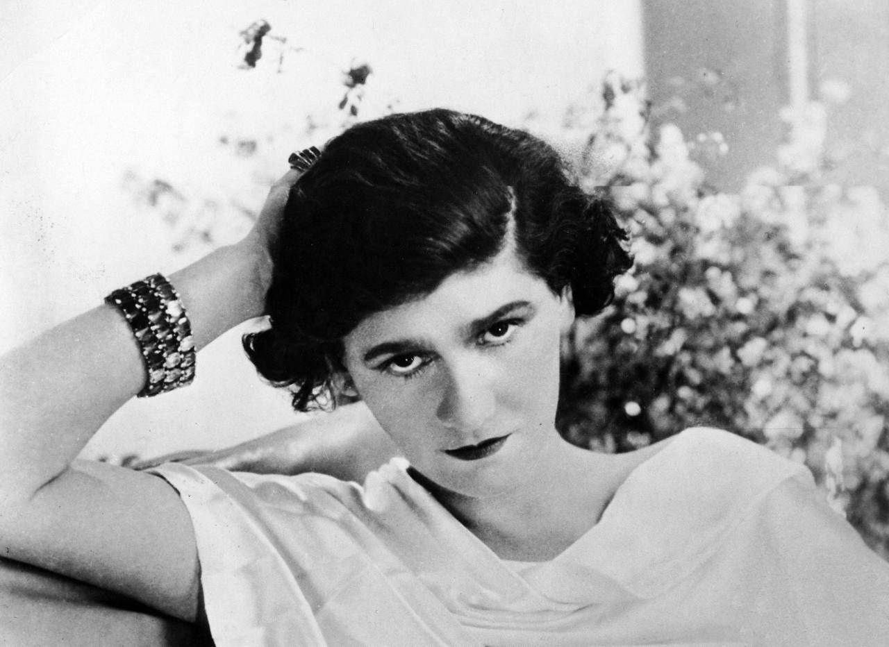 Coco Chanel wearing a costume jewelry bracelet, 1920. Wikimedia Commons.