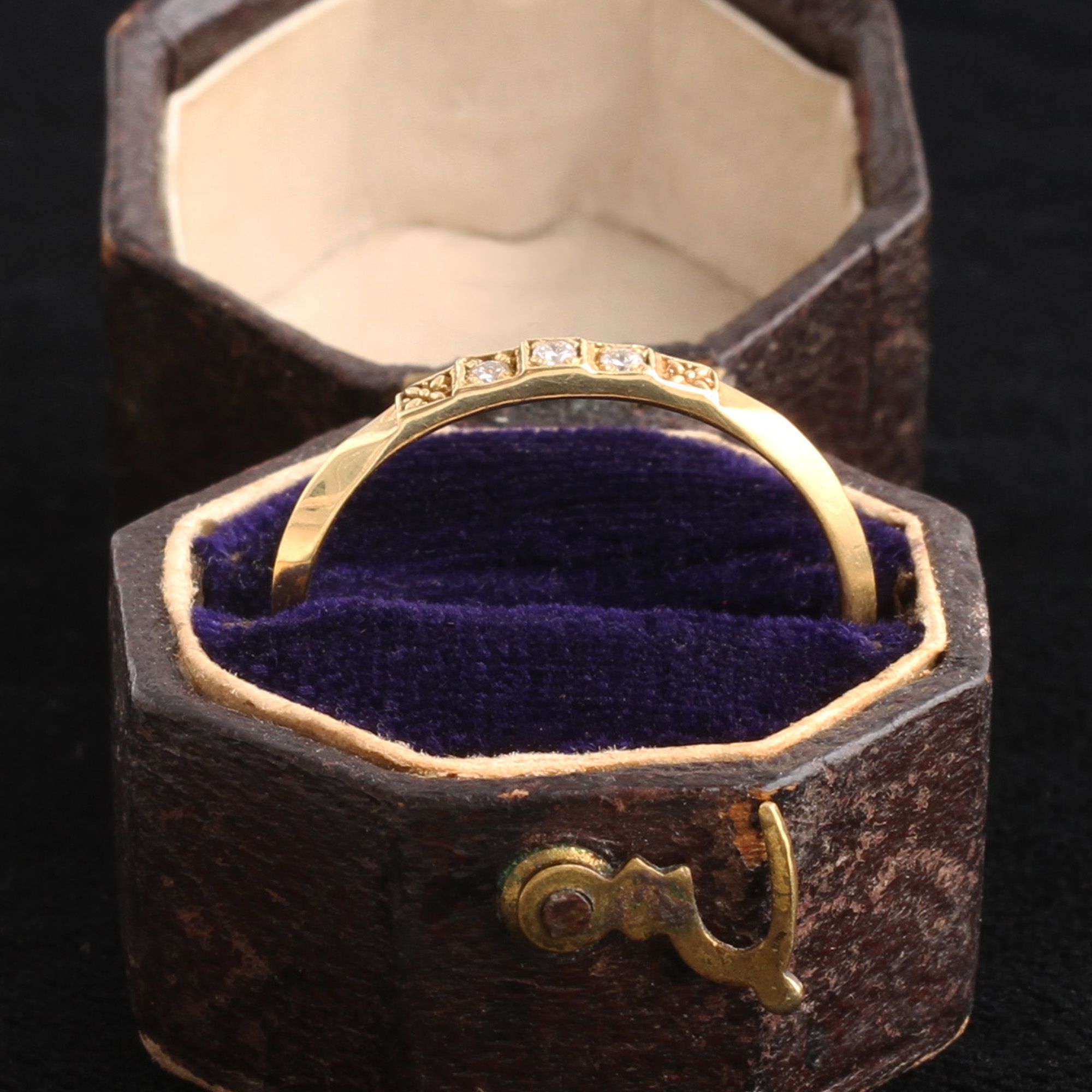 Ziggurat Band in Yellow Gold