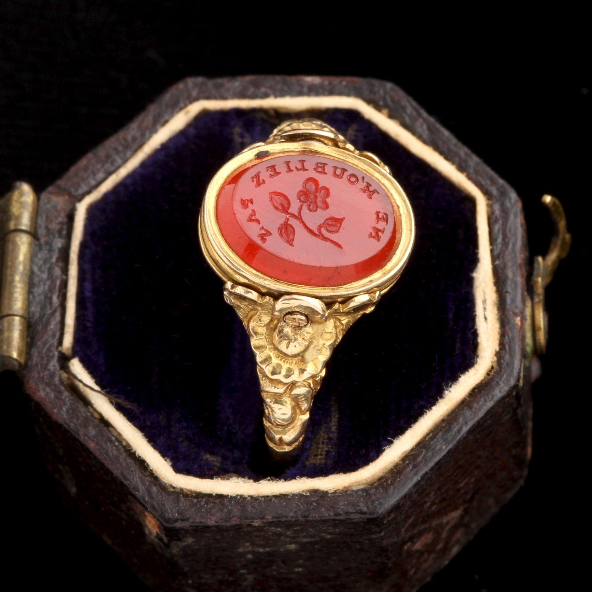 Detail of Napoleon Loyalist "Ne M'Oubliez Paz" Swivel Ring showing intaglio