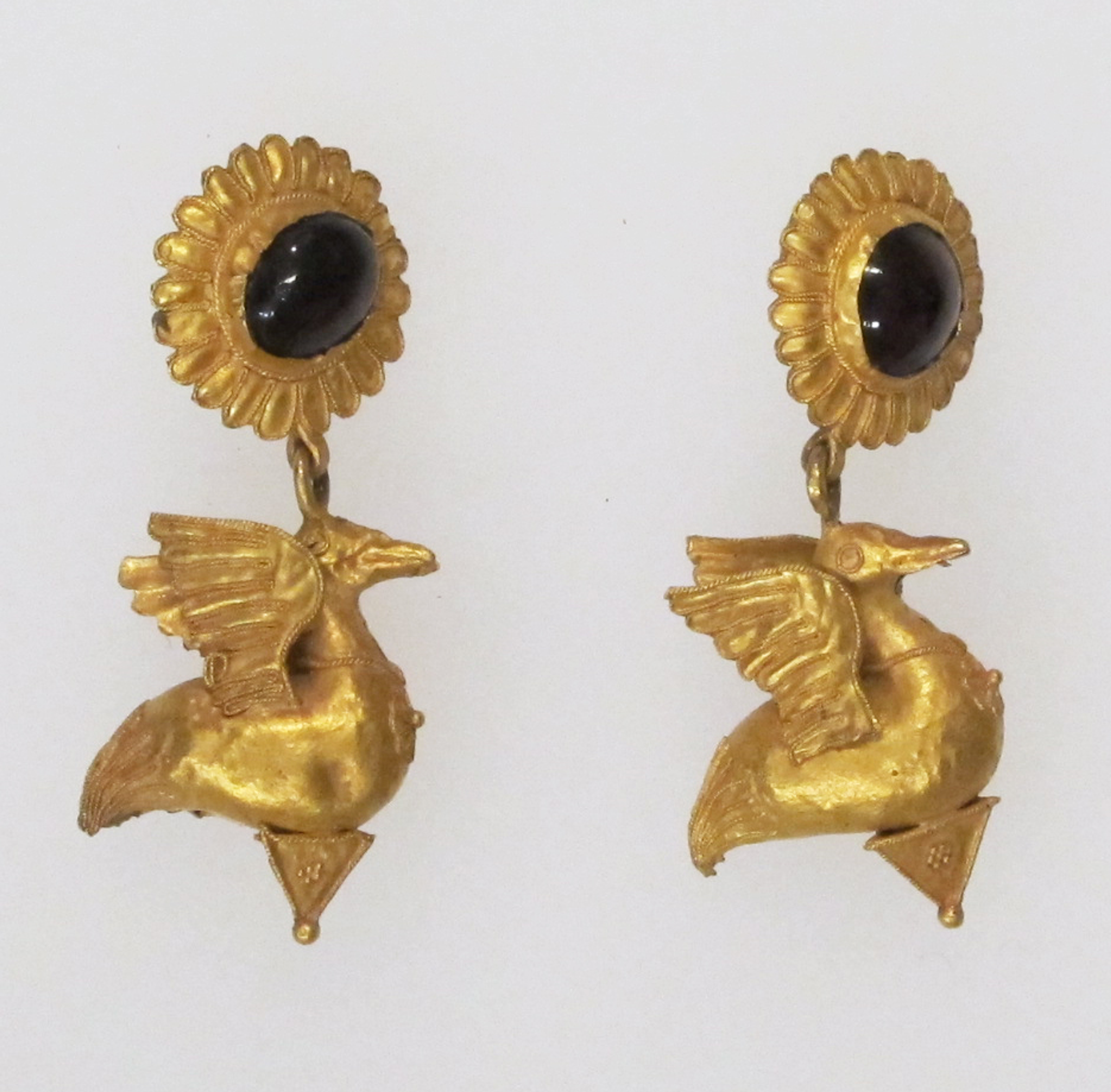 Earrings with pendants of birds, Greek, 4th century B.C., Metropolitan Museum of Art. 