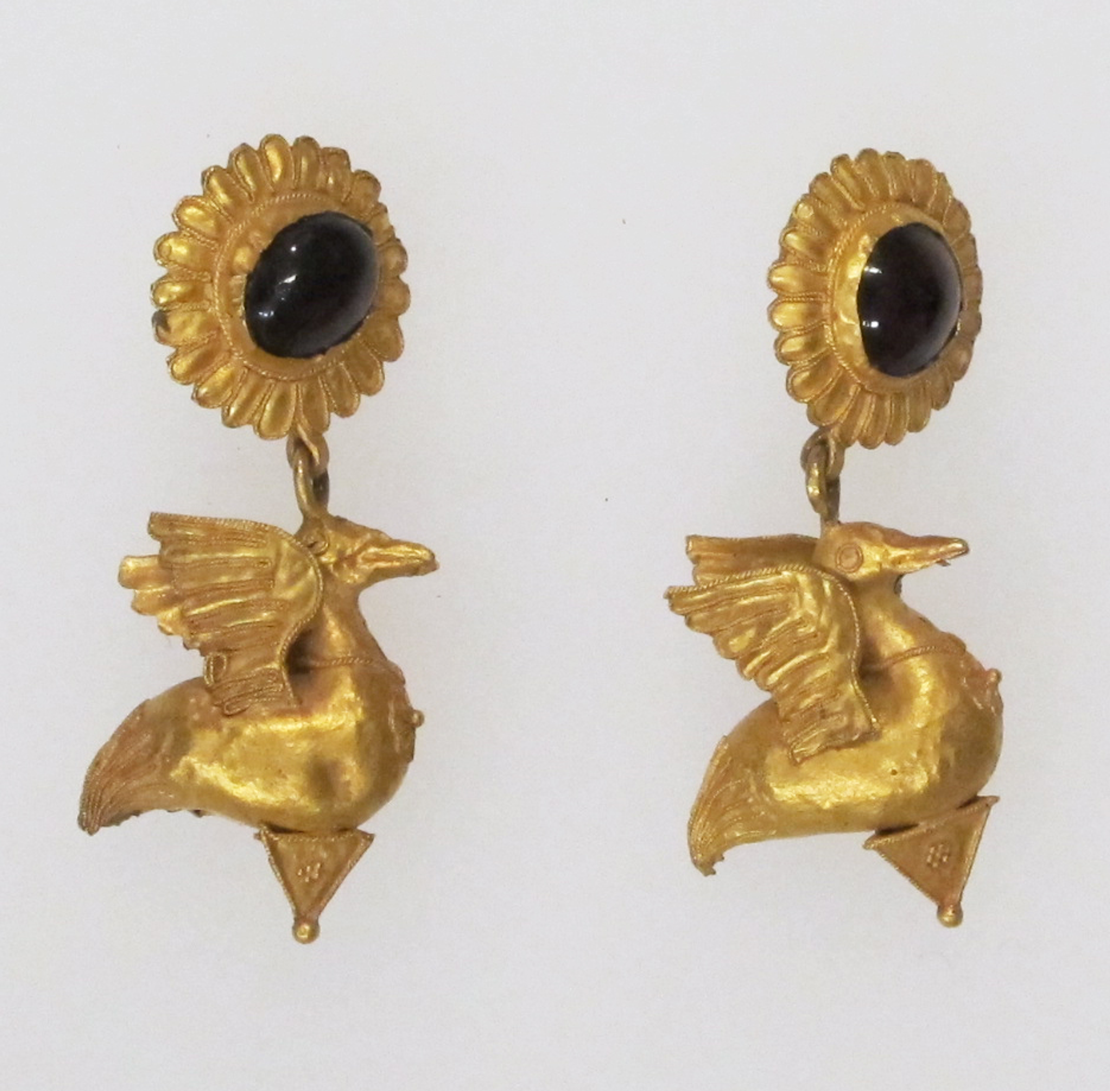 Earrings with pendants of birds, Greek, 4th century B.C., Metropolitan Museum of Art.