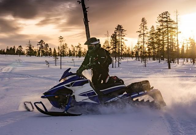 Utforska vårt sortiment av slitstarka reservdelar för snöskotrar och njut av säkra och roliga äventyr i vinterlandskapet.