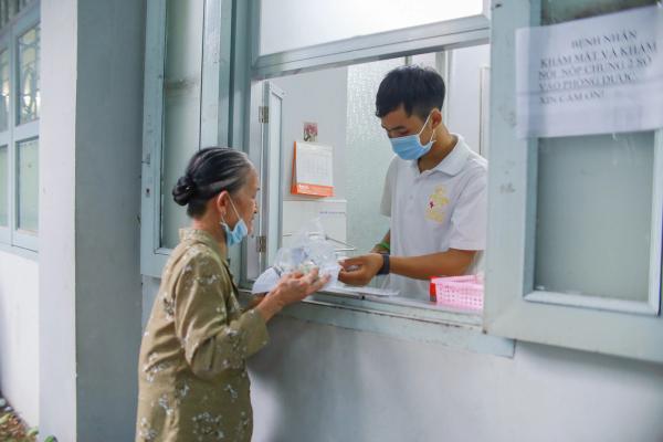 Sài Gòn có một nơi khám và phát thuốc miễn phí cho người nghèo