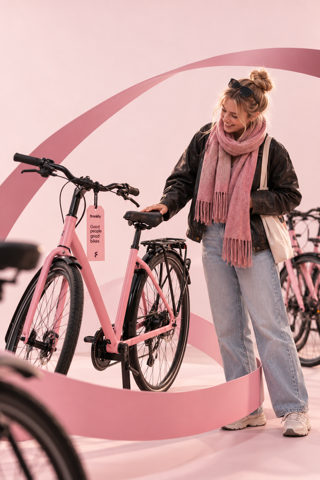 Kvinde står ved en ny pink cykel med Frankly-mærke
