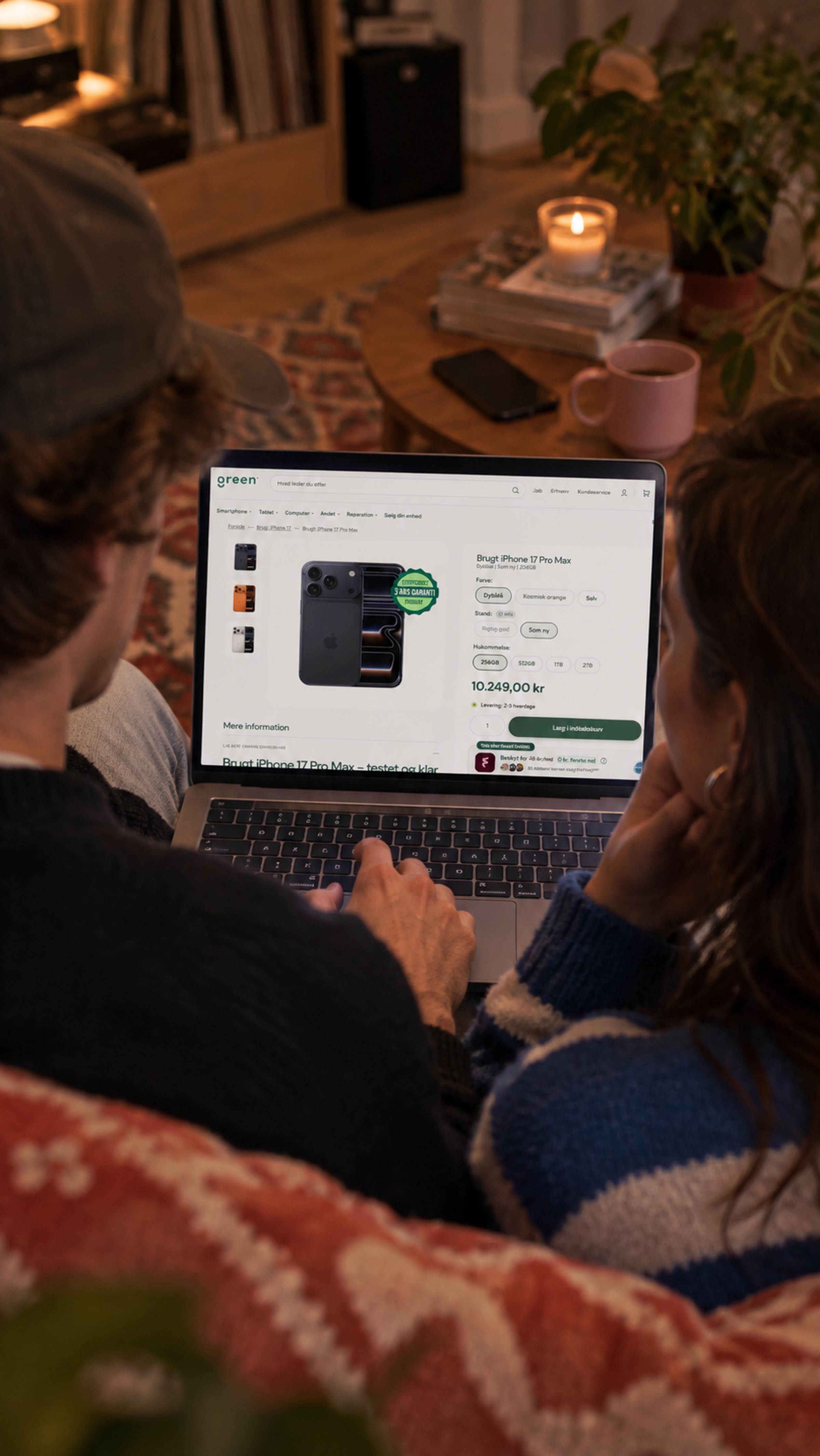 Laptop med checkout, hvor dækning tilføjes til telefonkøbet