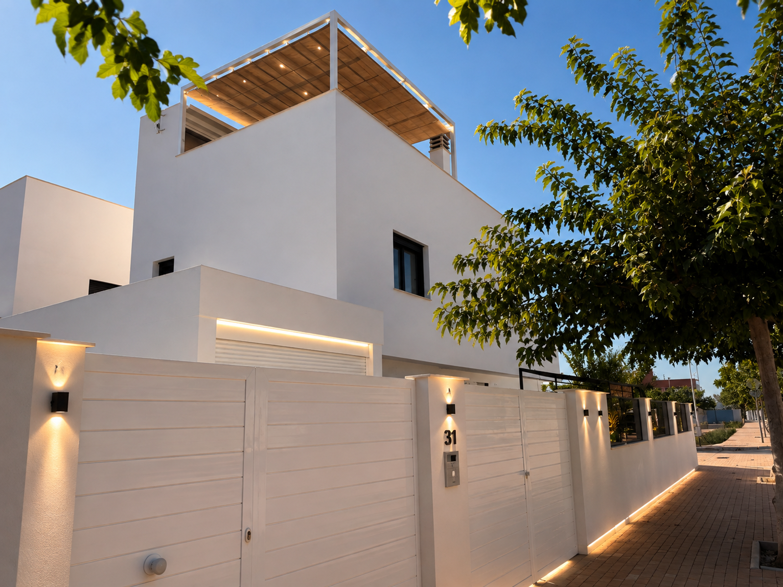 Moderne villa met privézwembad en sfeervol dakterras