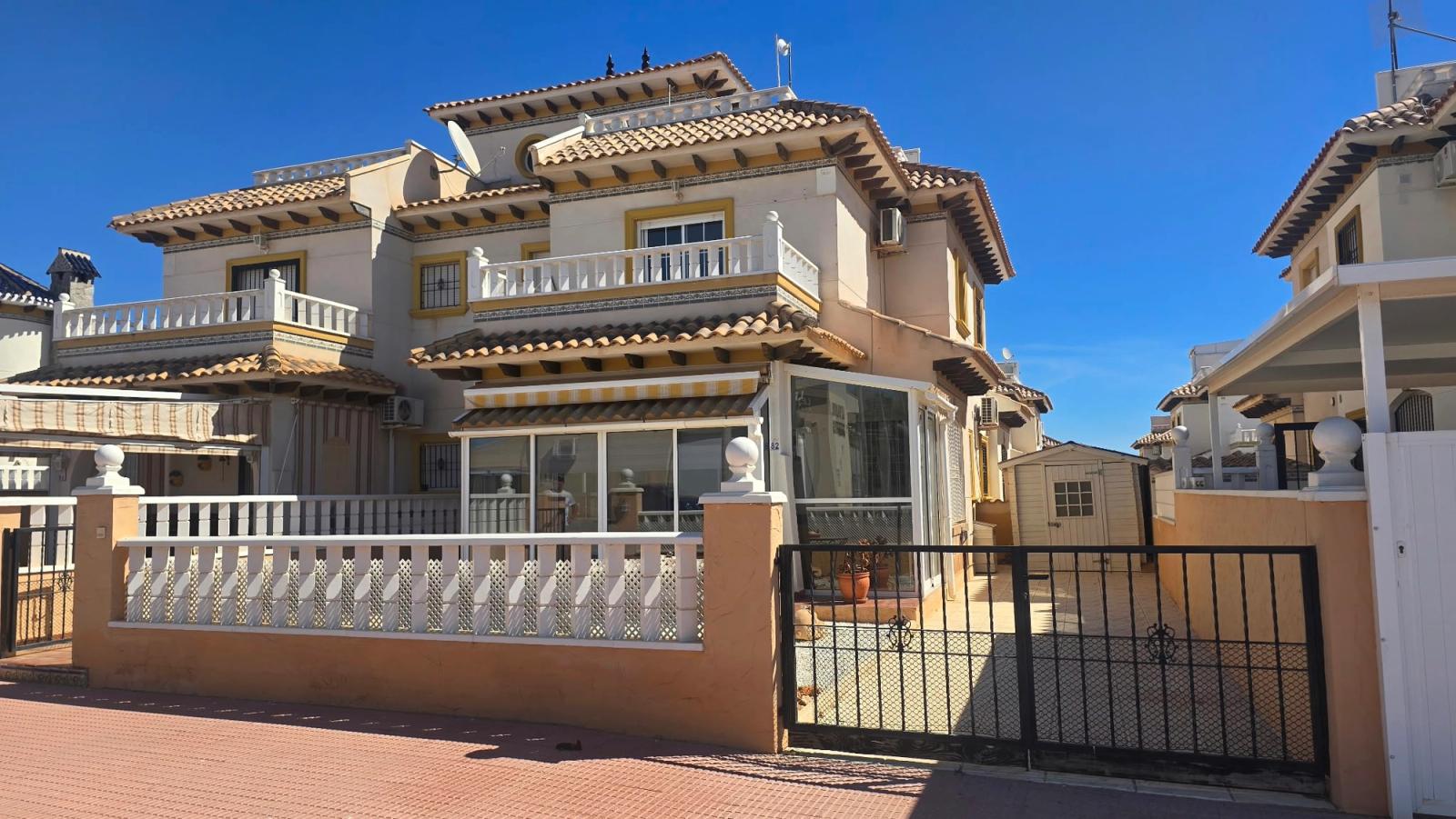 Mediterrane woning met tuin, balkon en solarium in Los Dolses