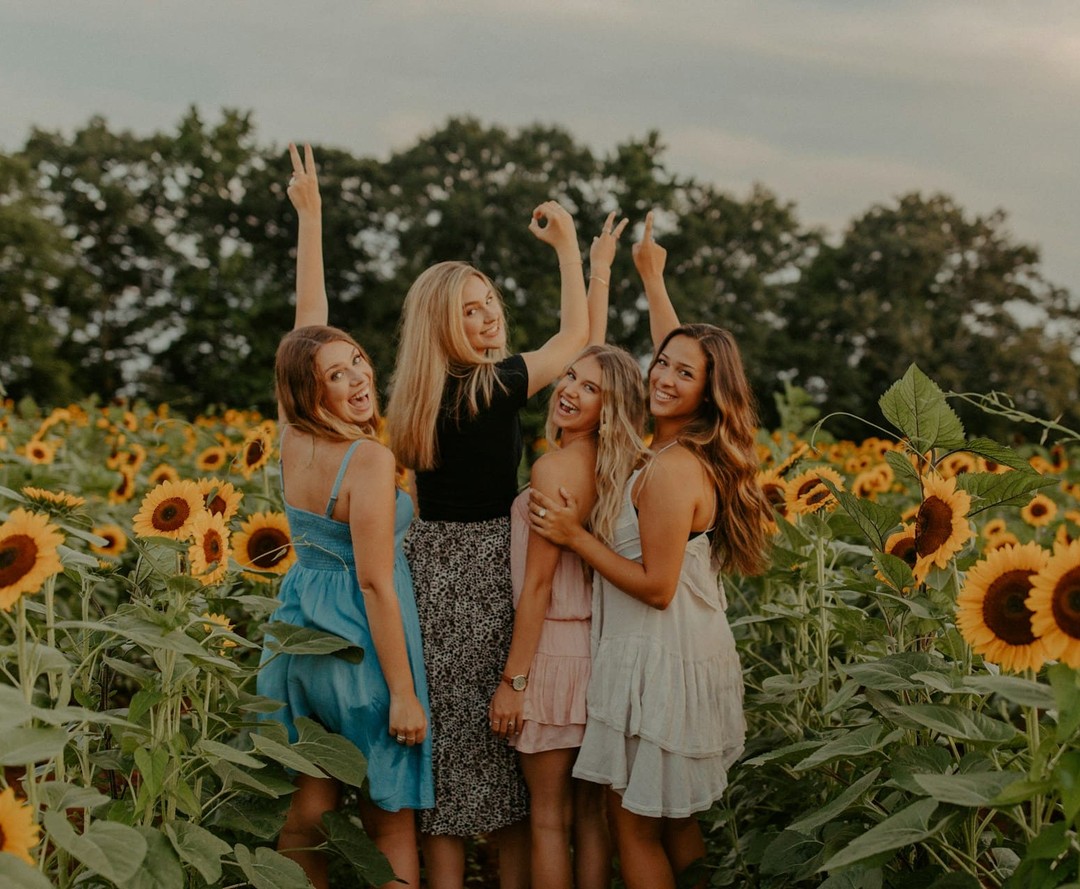 Grupa młodych osób pośród słoneczników