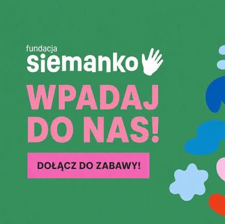 Grupa dzieci trzyma kolorową chustę na świeżym powietrzu