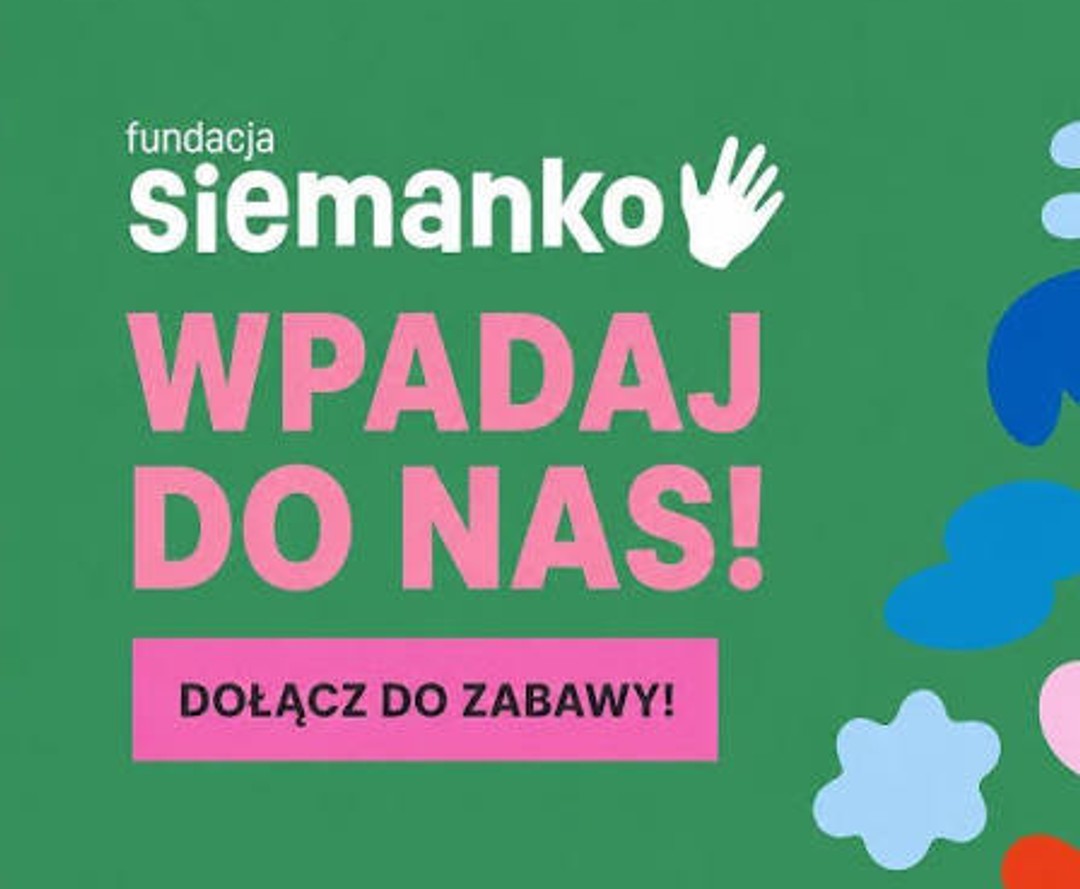 Grupa dzieci trzyma kolorową chustę na świeżym powietrzu