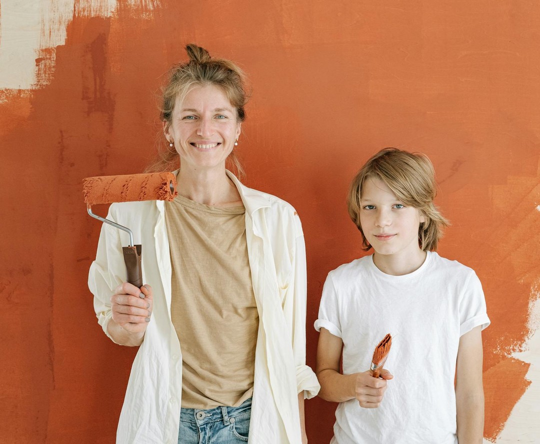 Dwoje dzieci uśmiecha się przy tablicy