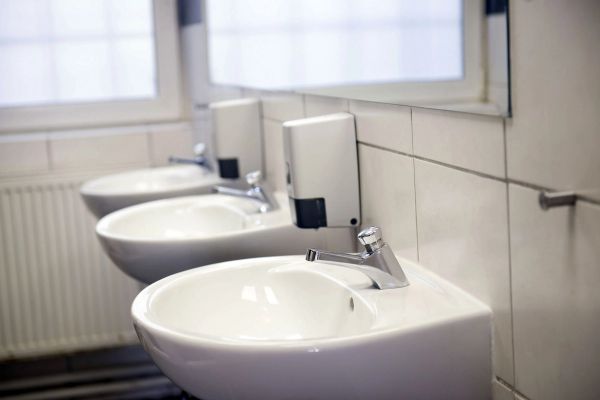 Hostel Seven - bathrooms