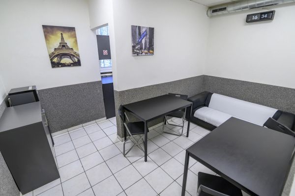 Hostel Seven - kitchen