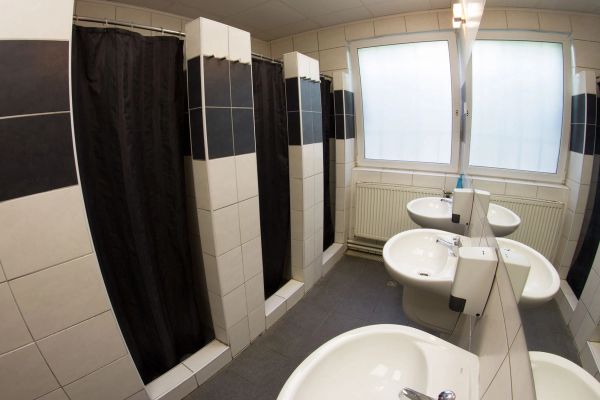 Hostel Seven - bathrooms