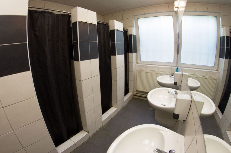 Hostel Seven - bathrooms