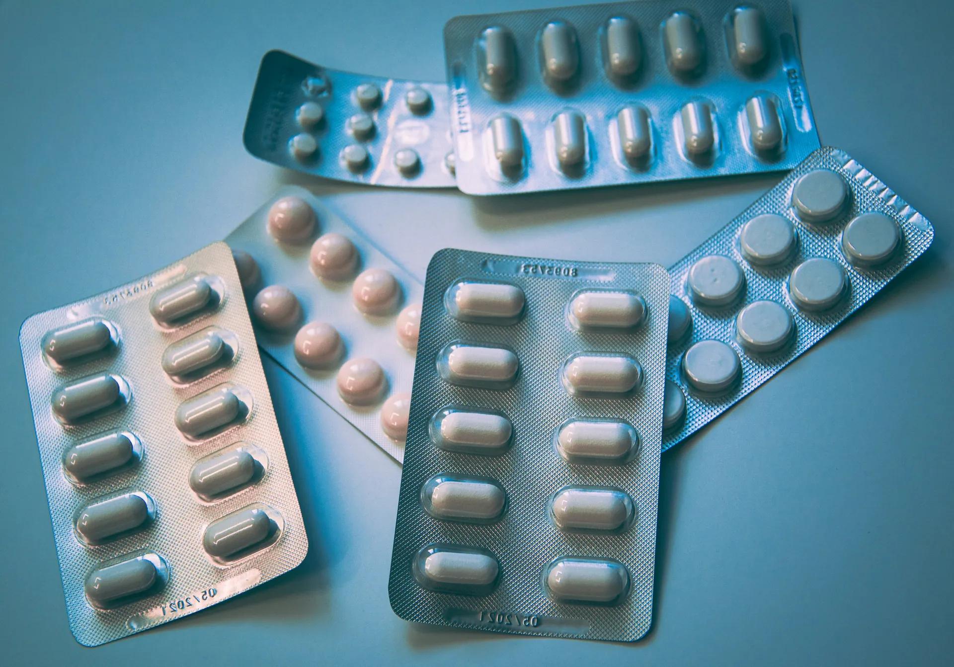 Comparaison des dosages de sildenafil disponibles en France - 25mg, 50mg et 100mg pour traiter la dysfonction érectile