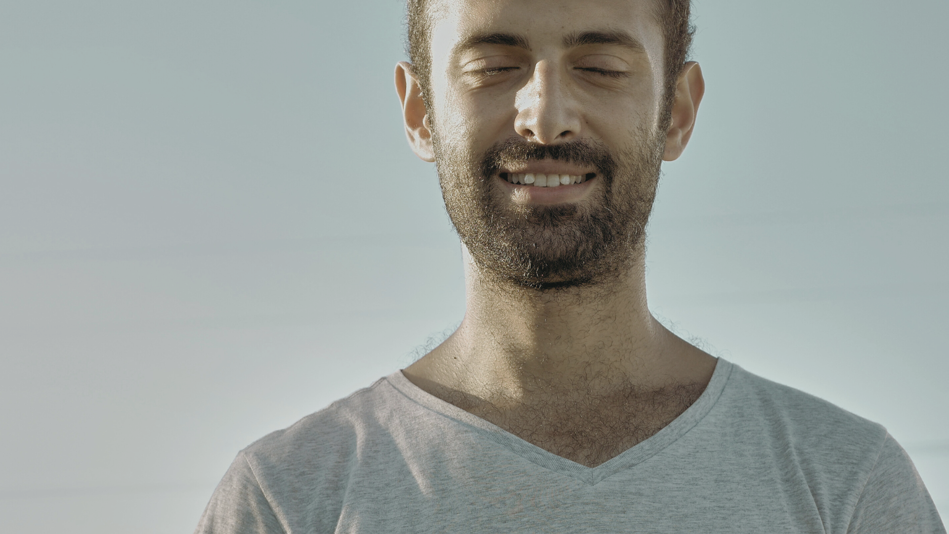 Homme souriant en forme pratiquant le sport pour améliorer sa libido et son bien-être sexuel