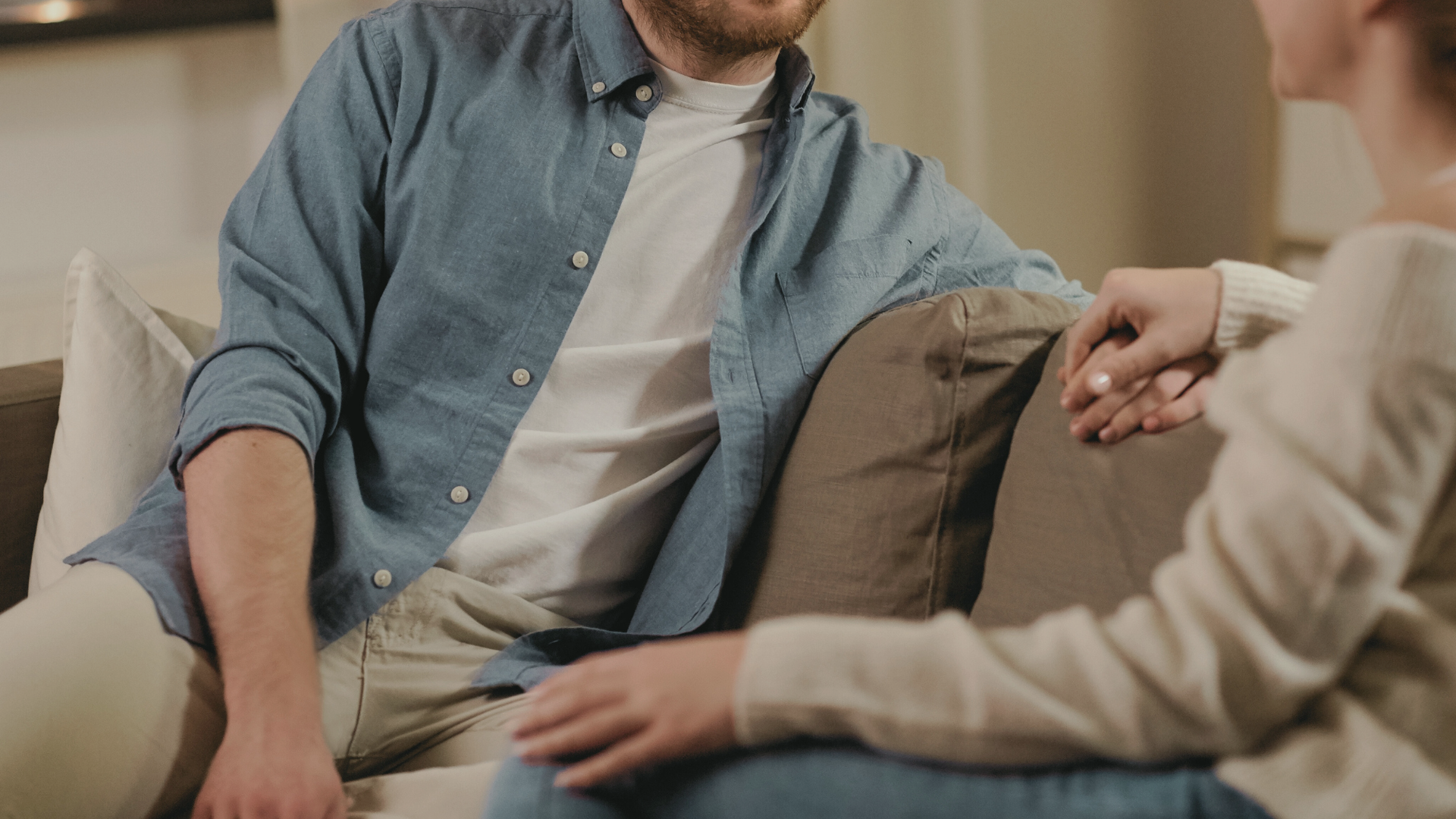 Couple échangeant sereinement sur les solutions pour améliorer leur vie intime et retarder l'éjaculation