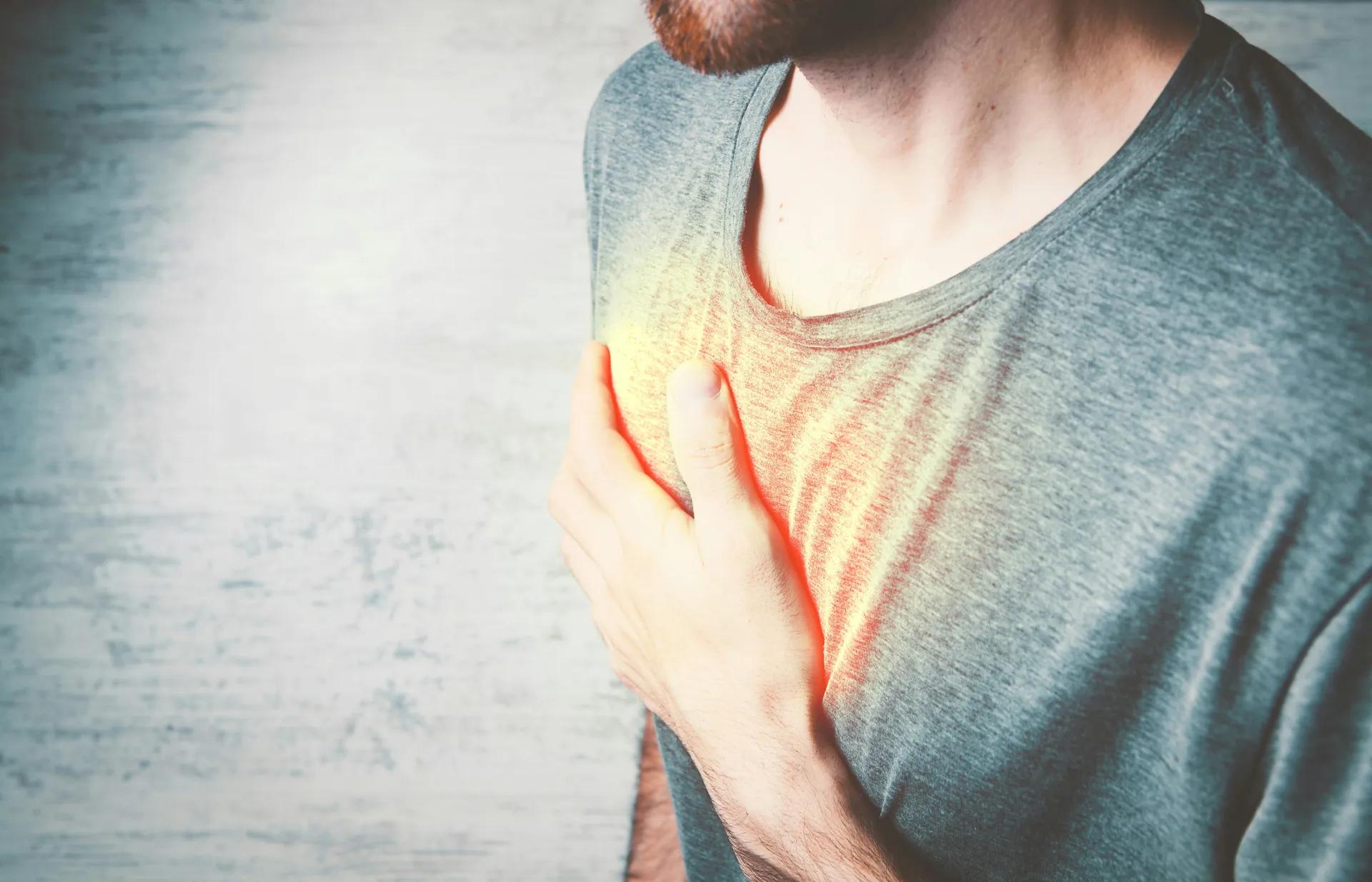 Patient consultant un médecin pour discuter des effets secondaires potentiels du sildénafil avant de débuter un traitement contre la dysfonction érectile