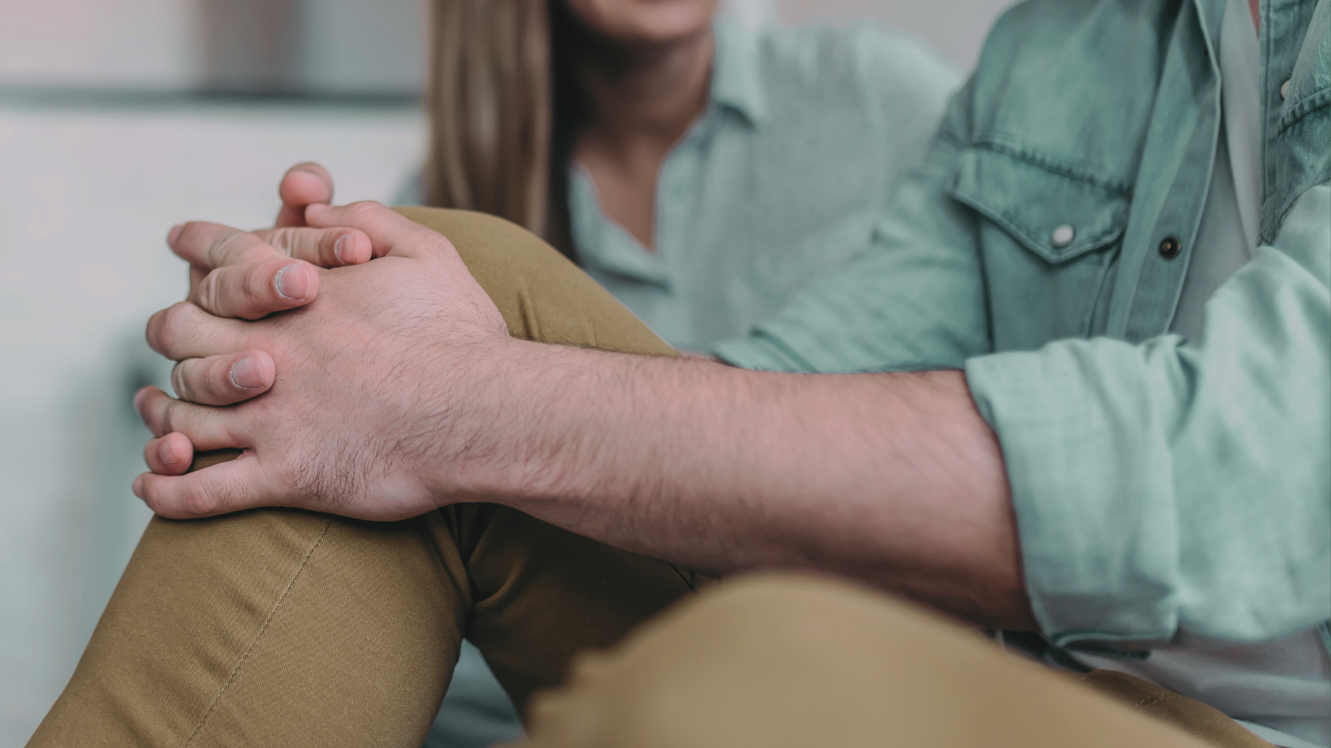 Homme discutant avec sa partenaire a propos de sexualité masculine Homme discutant avec sa partenaire a propos de sexualité masculine