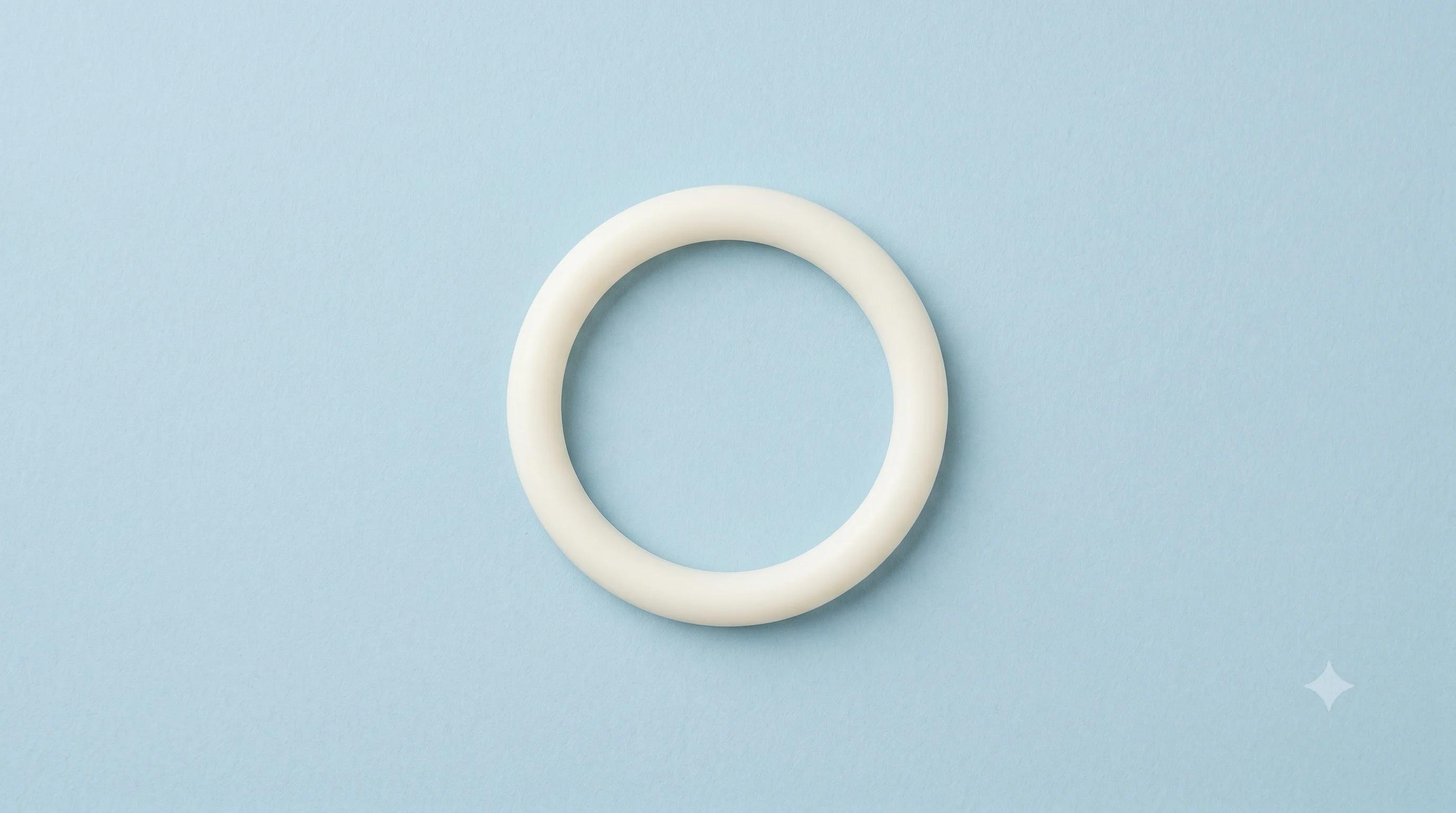 Anneau en silicone médical photographié à plat sur fond bleu clinique illustrant l'anneau pour érection Anneau en silicone médical photographié à plat sur fond bleu clinique illustrant l'anneau pour érection