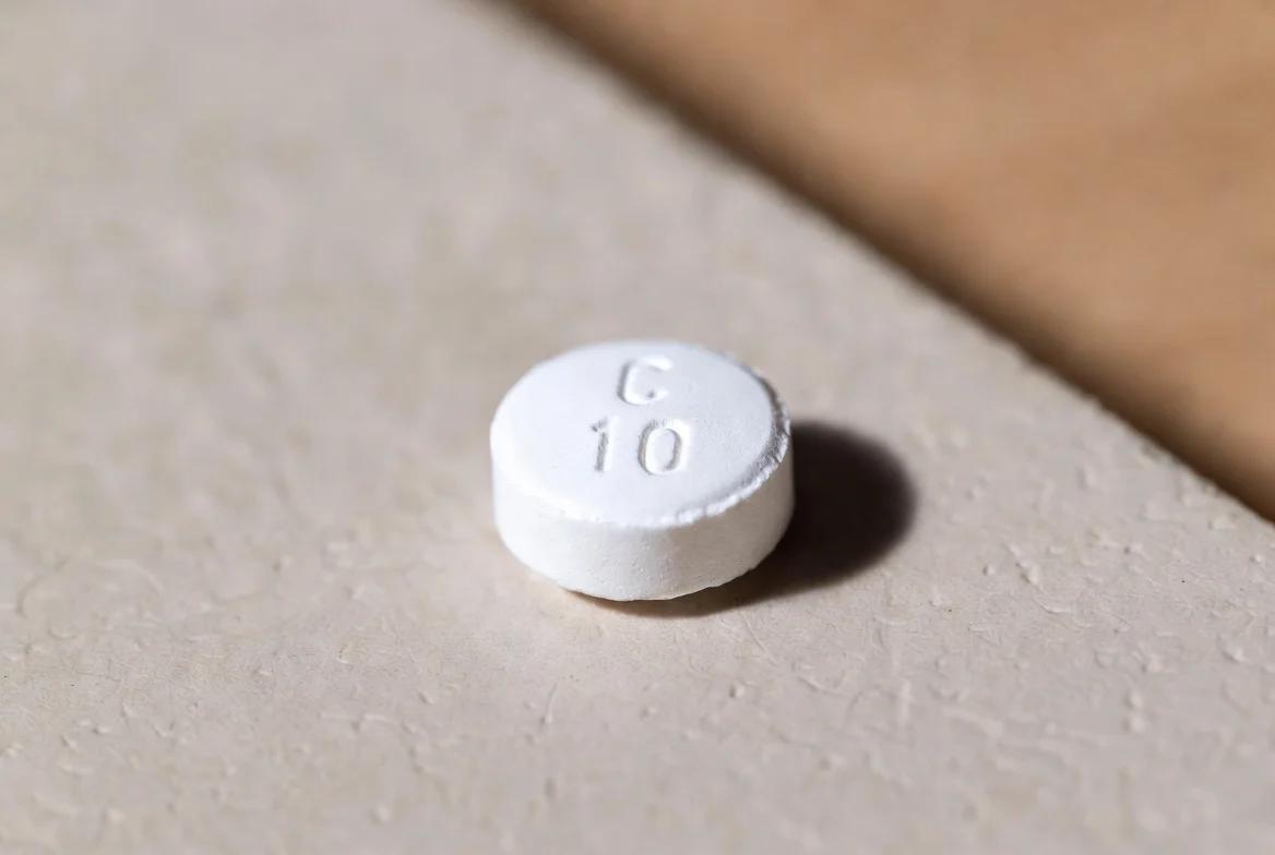 Le Cialis 10 mg est un médicament pour traiter la dysfonction érectile en augmentant le flux sanguin vers le pénis. Il est pris avant les rapports sexuels et reste efficace pendant 24 à 36 heures. Sa durée d’action prolongée en fait une option très pratique. Cependant, il est important de prendre en compte les effets secondaires possibles et de consulter un médecin avant son utilisation.