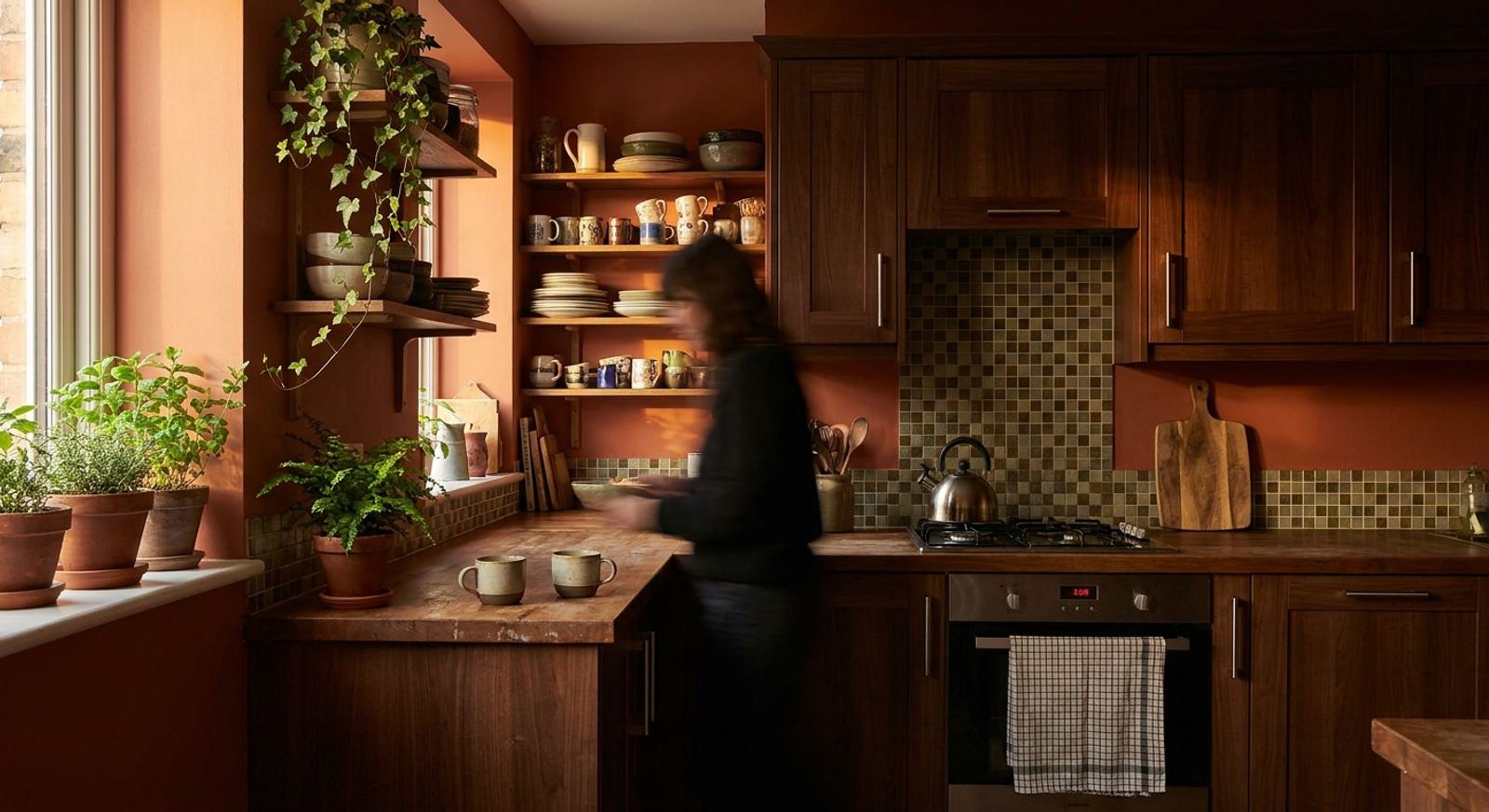 Warme terracotta en walnoot keuken met gezellige avondsfeer