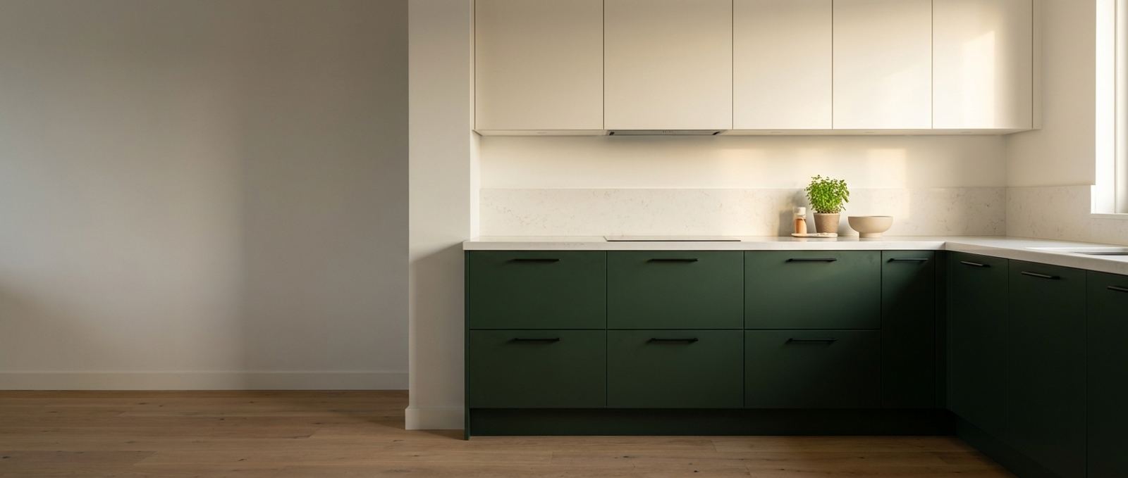 Haarscherpe keuken met bosgroene gewrapte fronten en warm natuurlijk licht