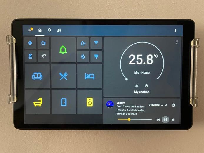 Tablet na zidu s upravljanjem stanom: temperatura, rasvjeta, rolete i glazba