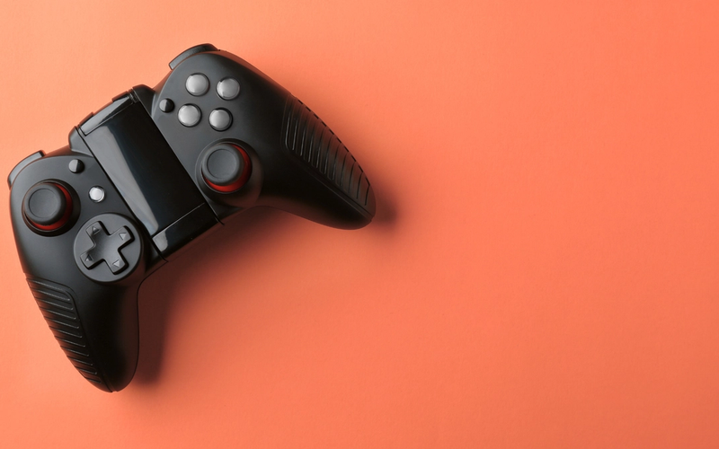 Controle de videogame em um fundo laranja
