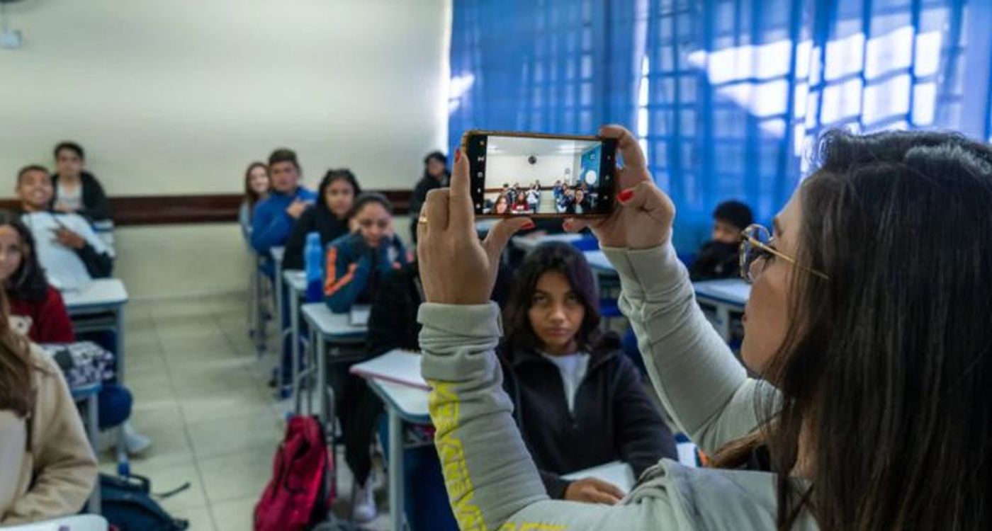Professora utilizando aplicativo de reconhecimento facial que registra a presença de estudantes nas escolas do Paraná. Foto: Lucas Fermin - Seed-PR