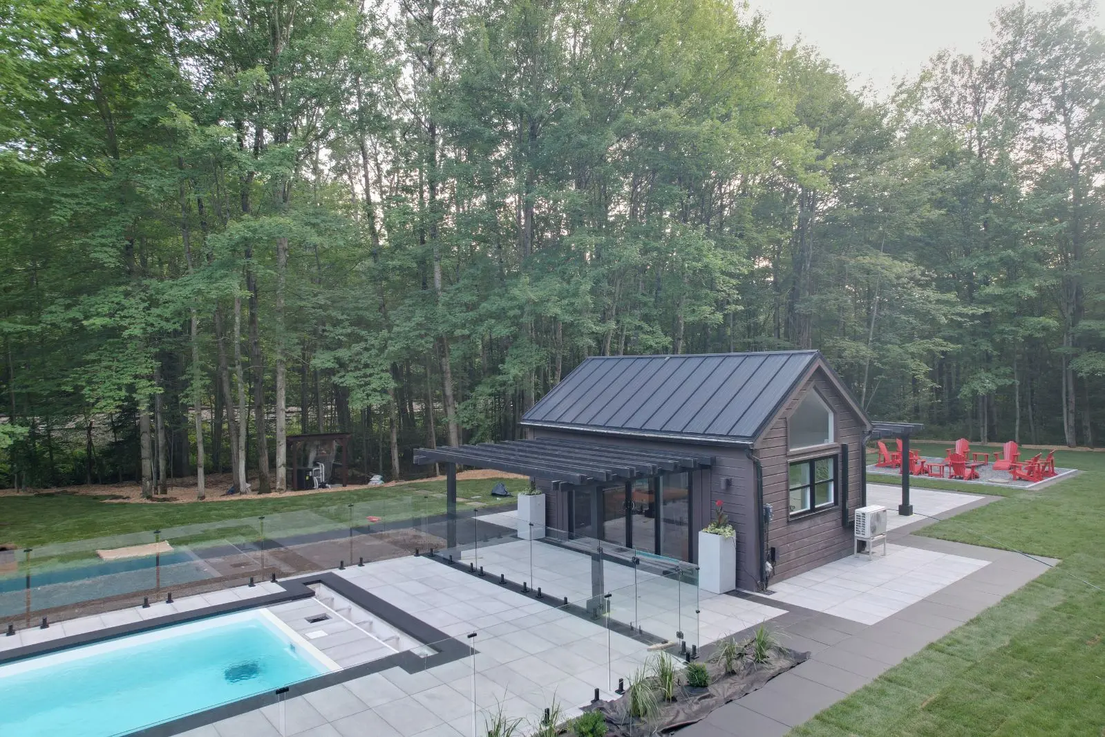 intégration d'une poolhouse en aménagement paysager