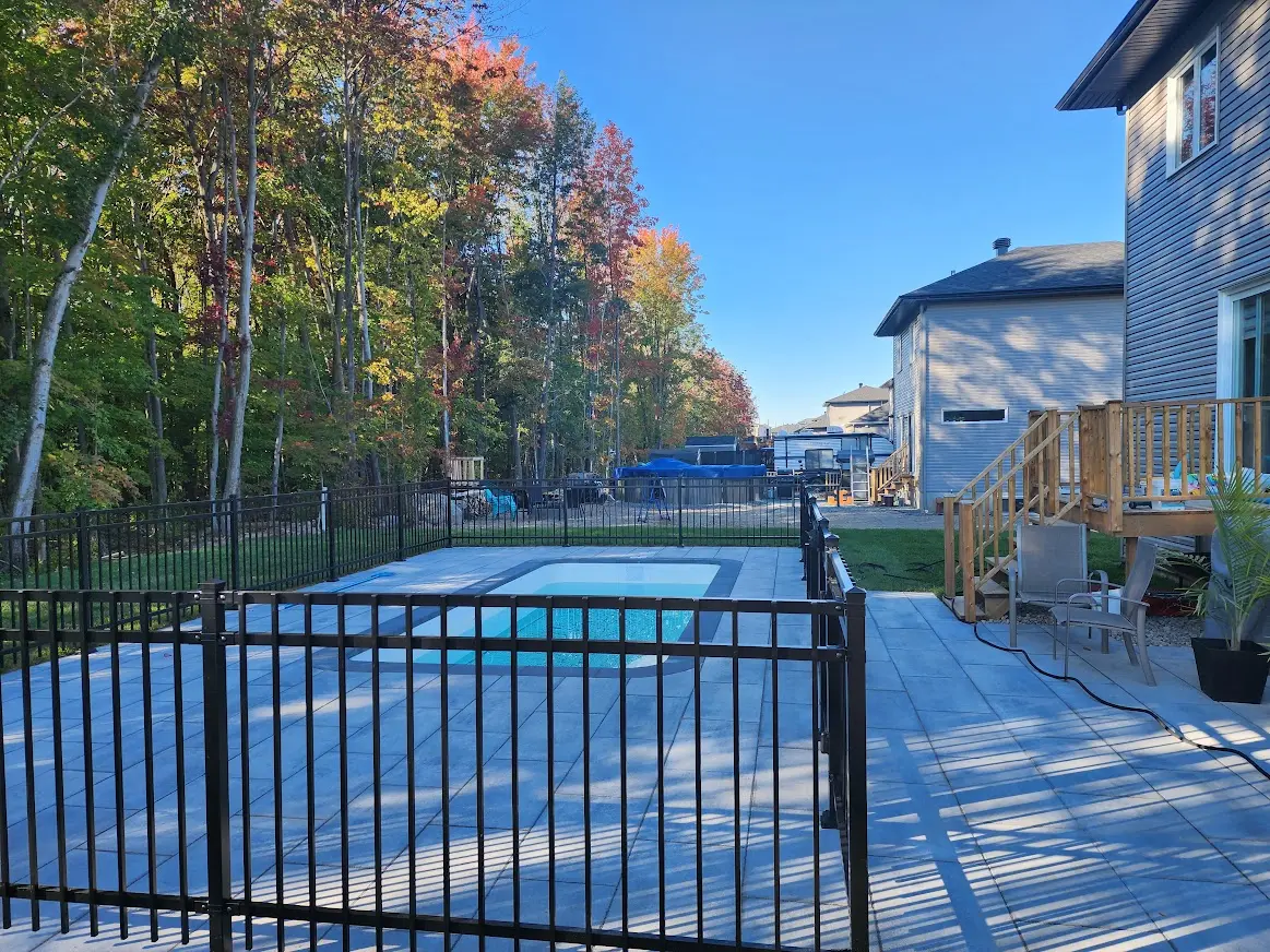 Aluminum fence for land and pool