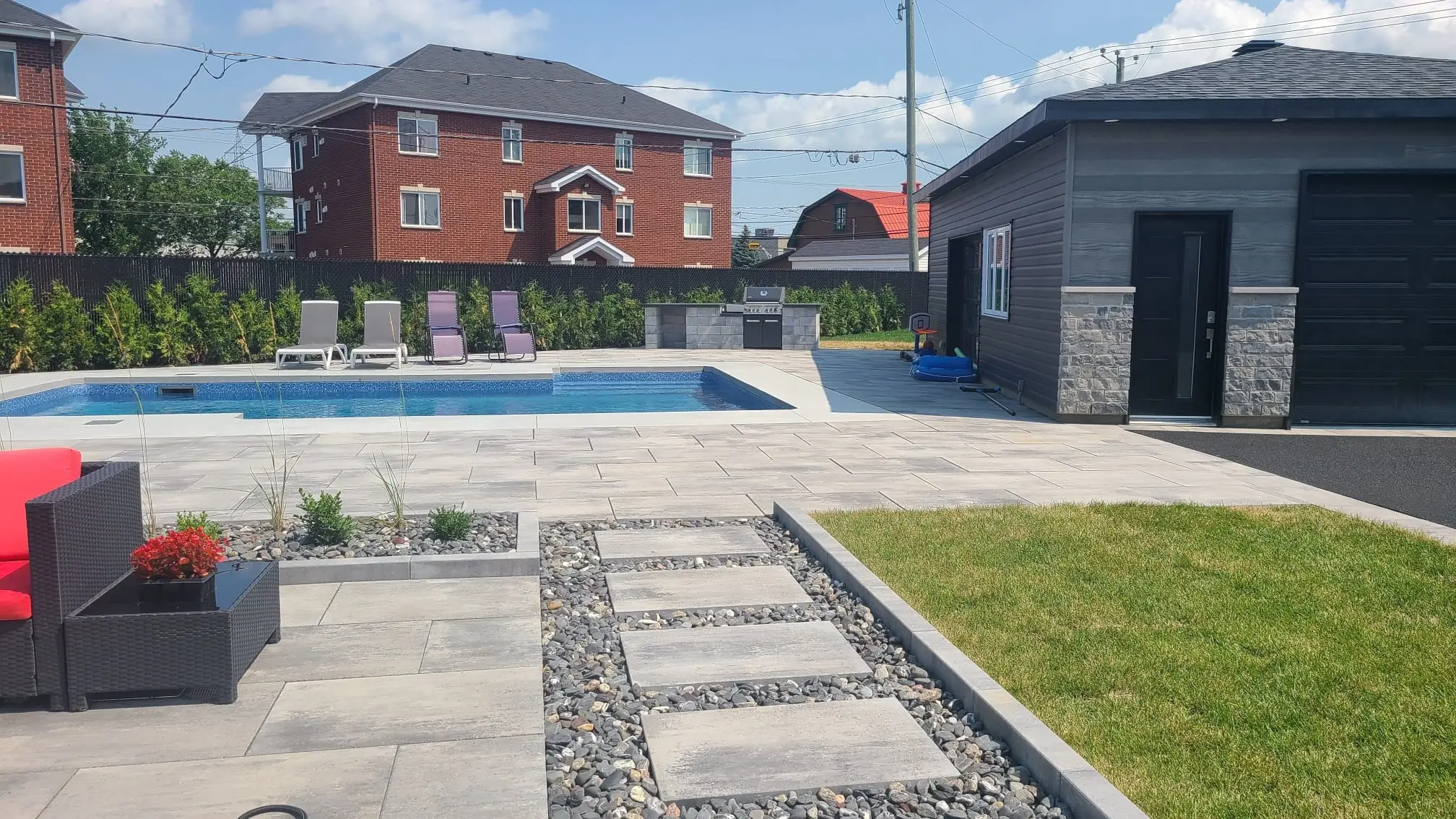 Galet de rivière en aménagement paysager