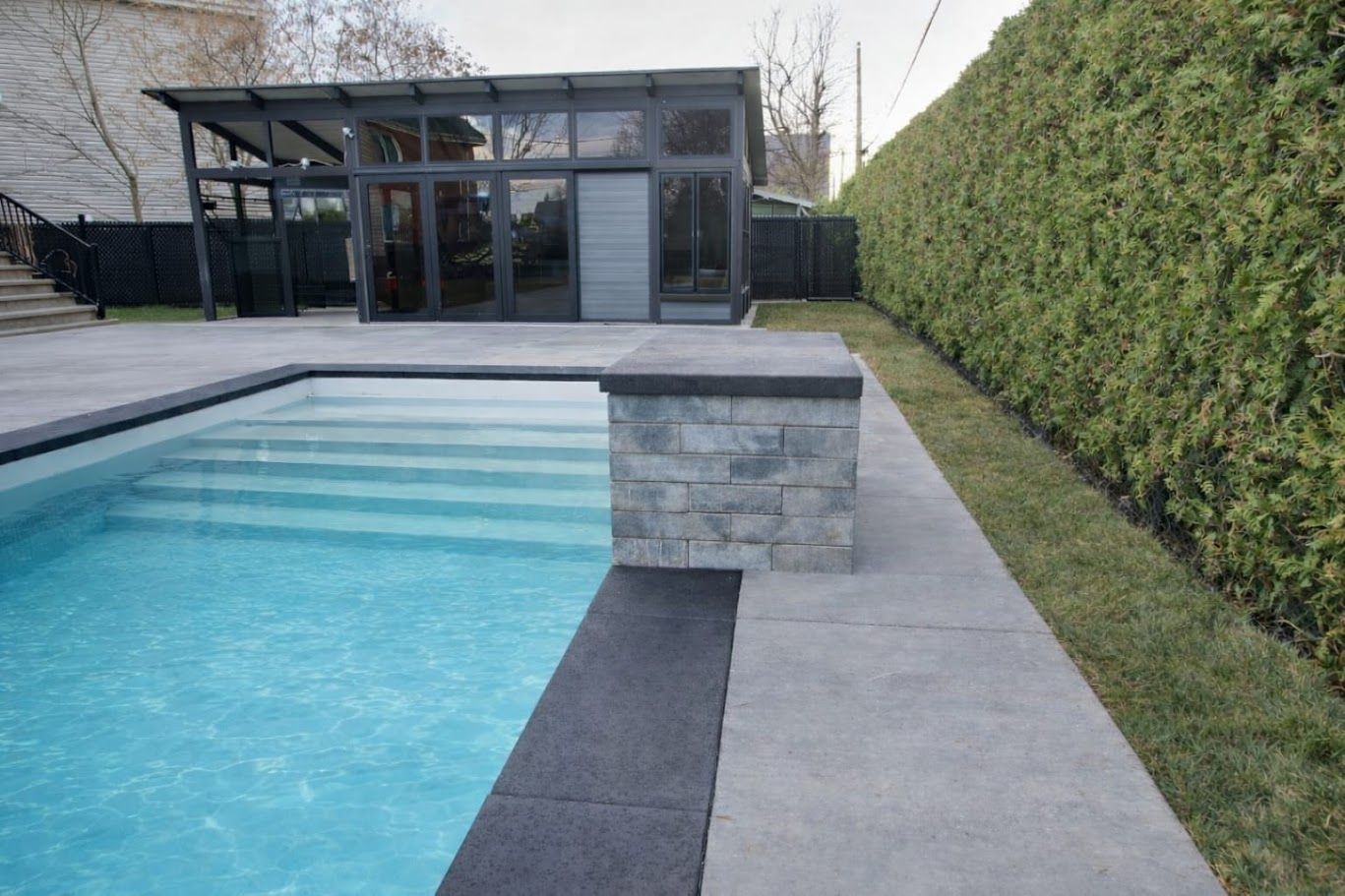 Aménagement d'une piscine creusée avec chute intégrée