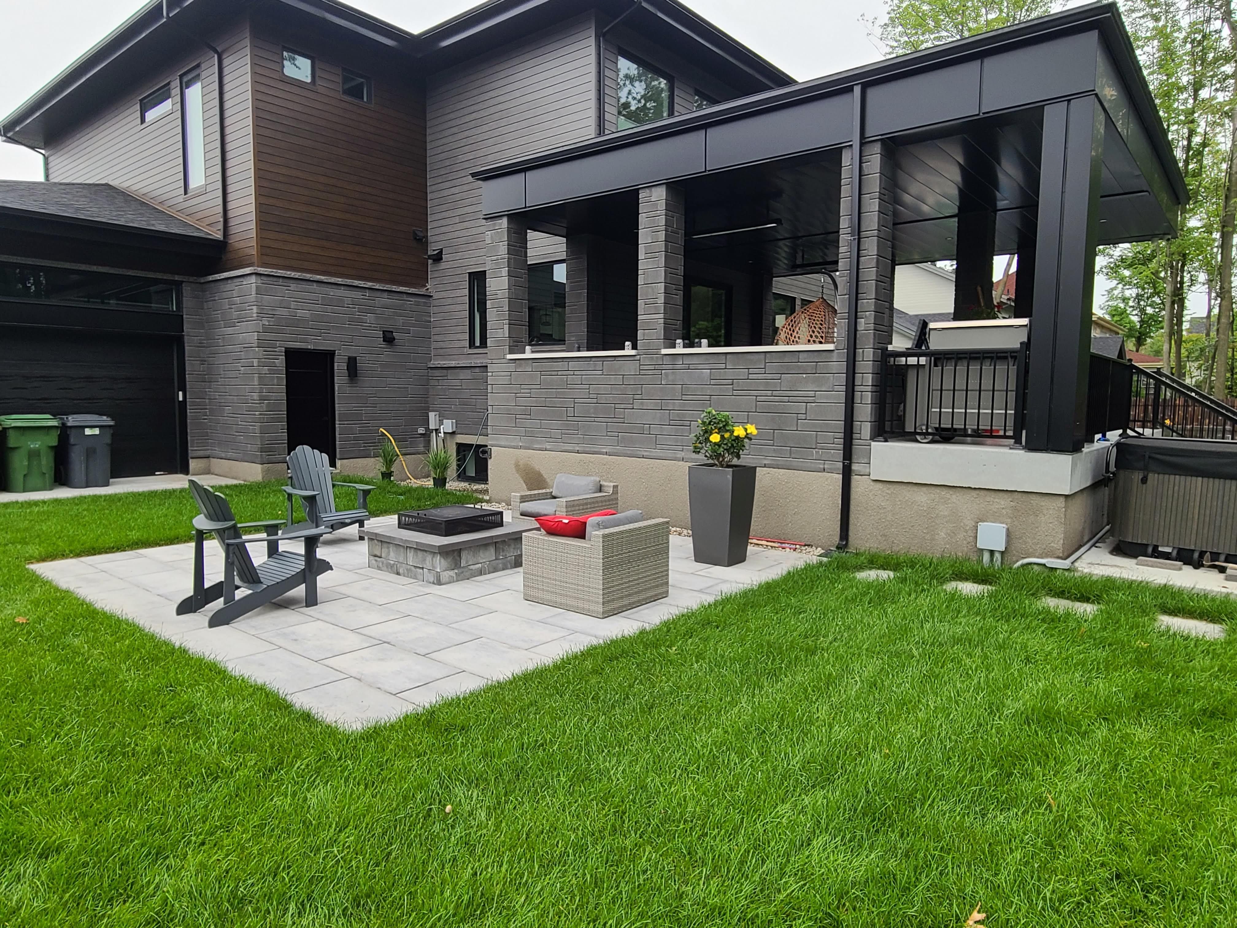 foyer extérieur avec terrasse en pavé uni