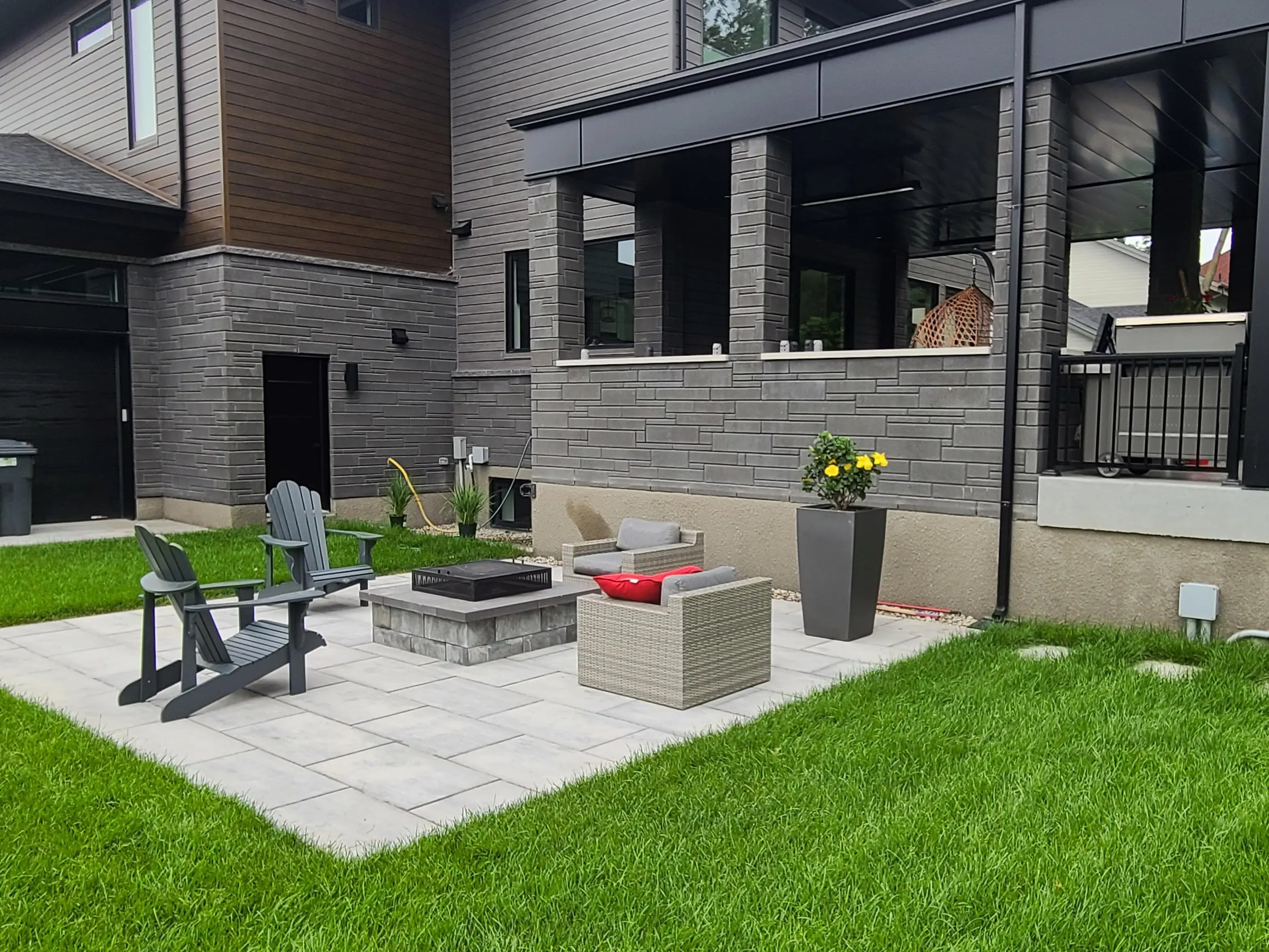 foyer extérieur avec terrasse en pavé uni