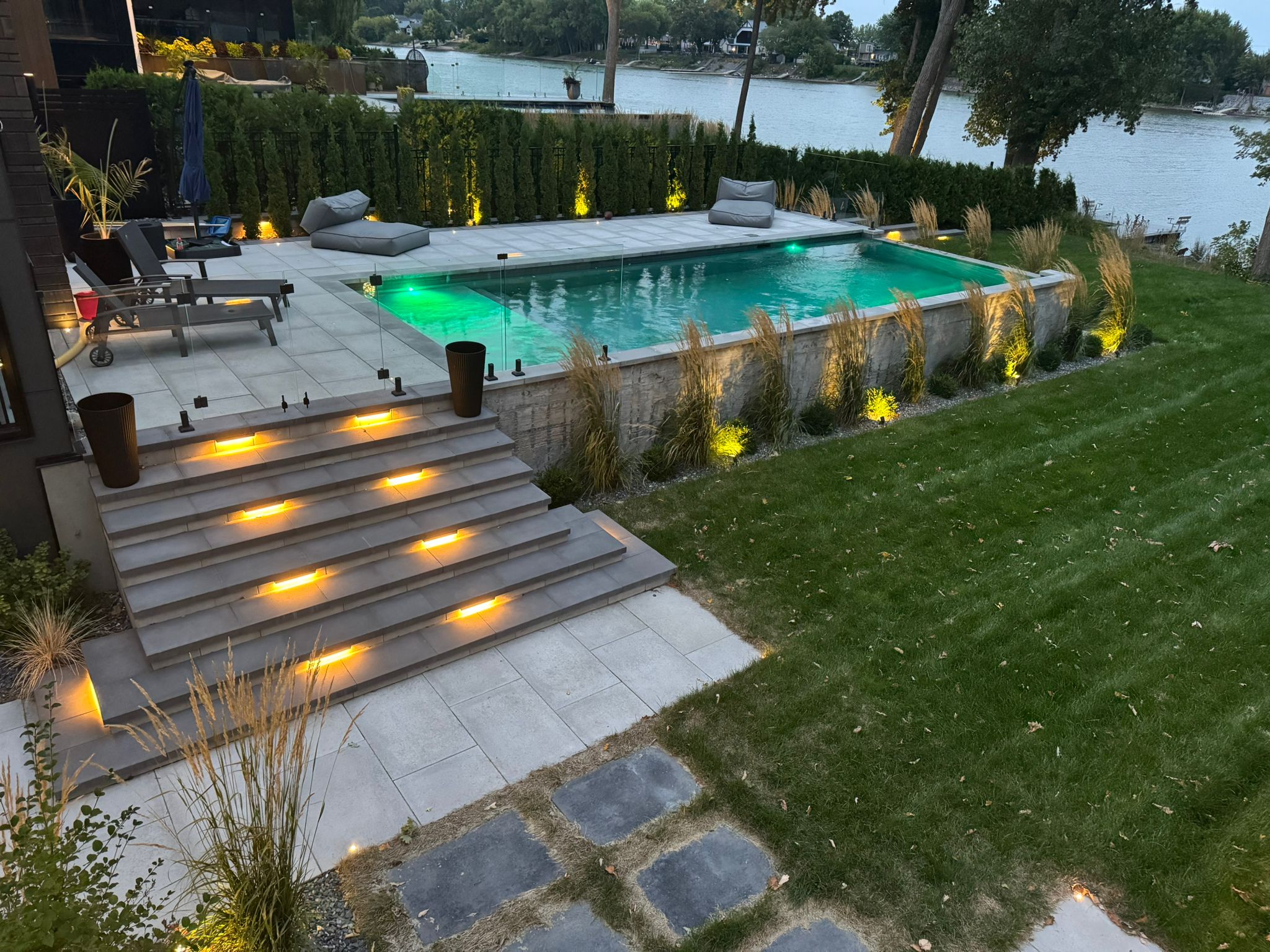 aménagement paysager avec éclairage piscine semi-creusée