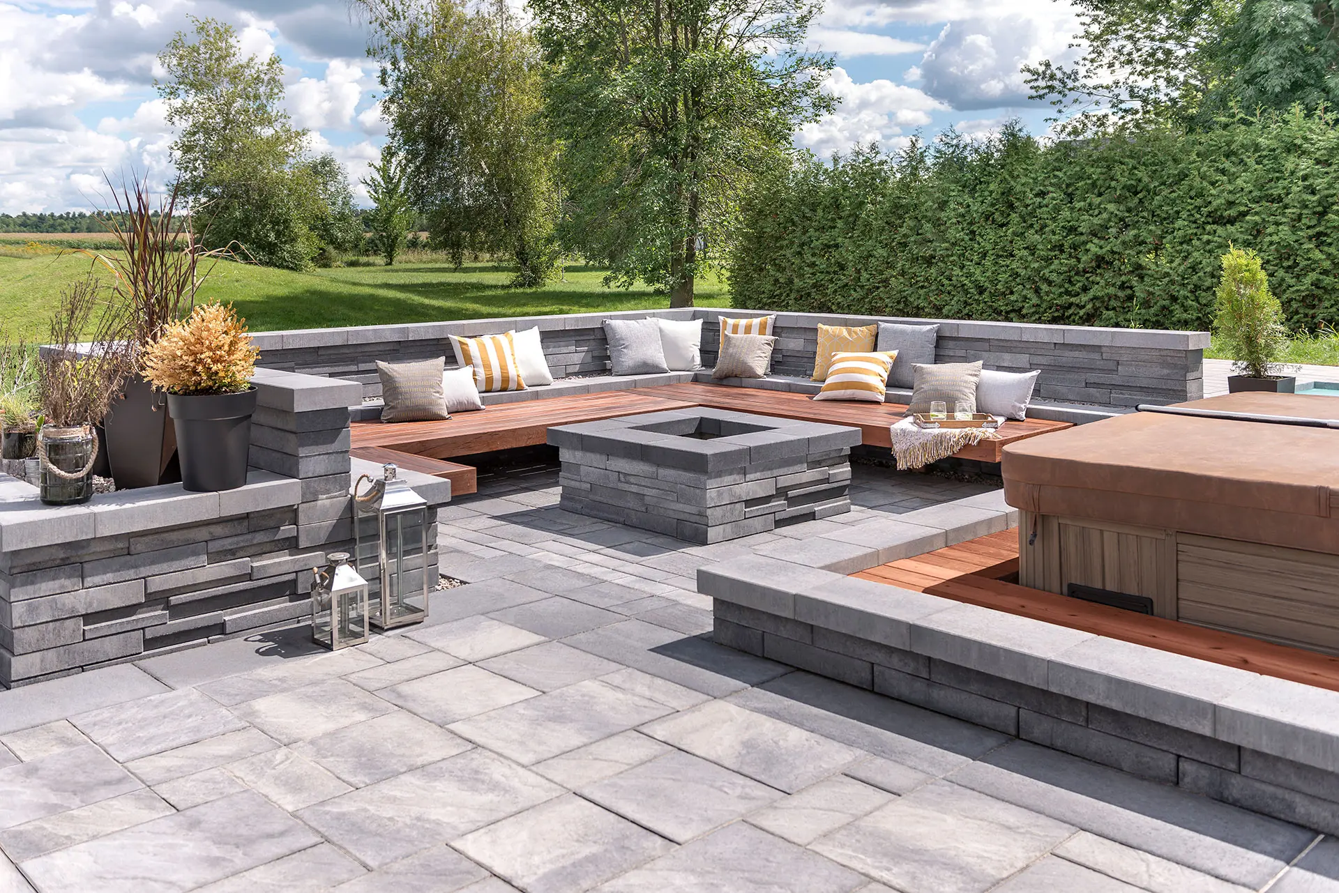 amenagement paysager complet avec foyer exterieur