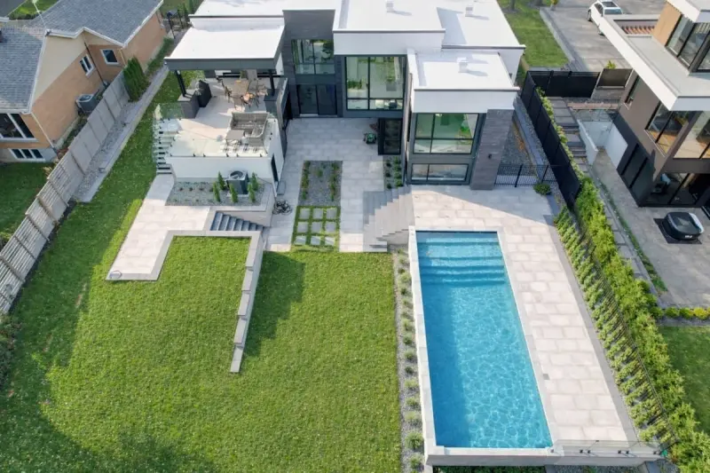 Aménagement paysager cour arrière piscine et clôture