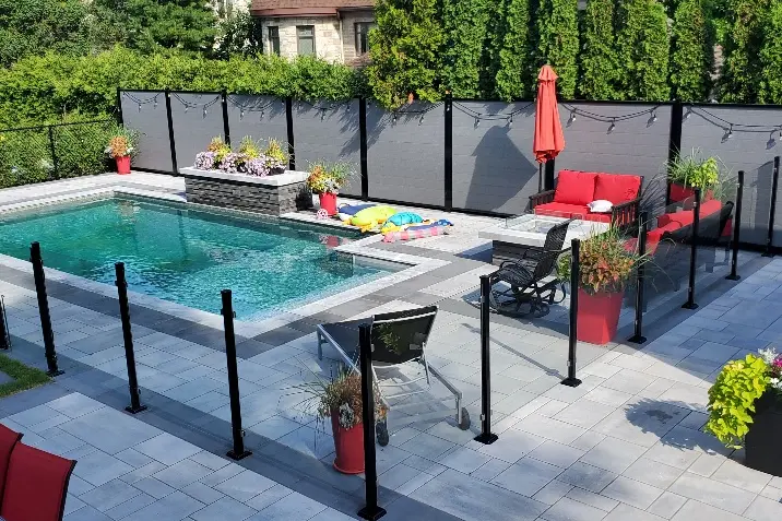 Aménagement paysager cour arrière piscine et clôture