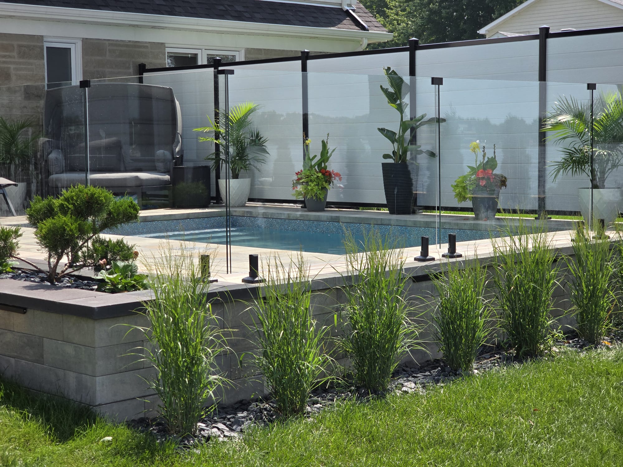 Tendance aménagement paysager : piscine semi-creusée