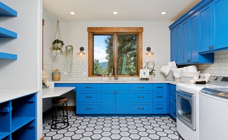 evergreen-blue-laundry-room-design-margarita-bravo.jpg