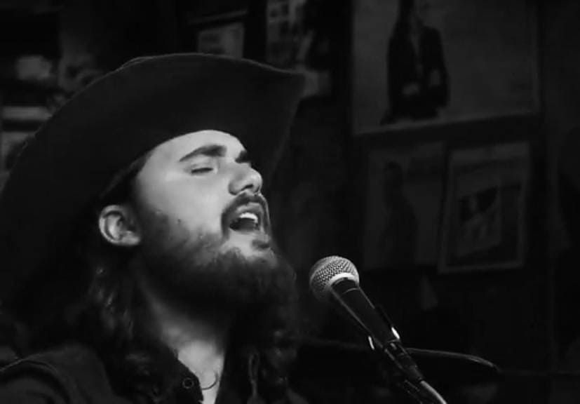 Matheus Granjeiro cantando ao microfone, preto e branco