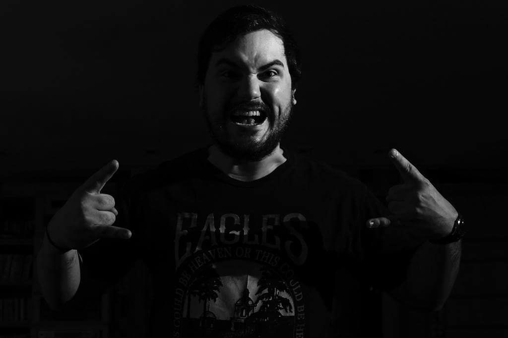 Matheus Granjeiro apontando para a camiseta dos Eagles, preto e branco