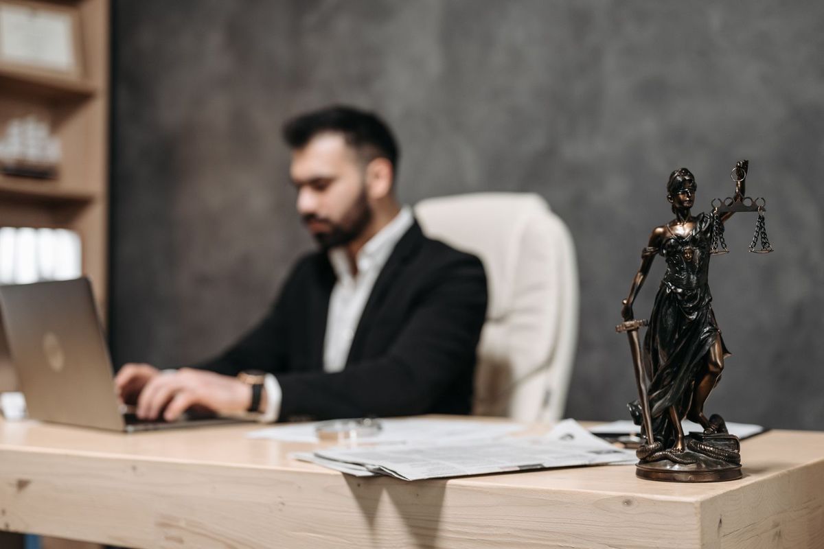 Abogado del estudio trabajando en un caso
