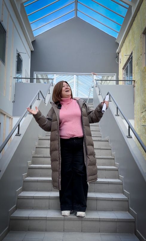Kjærleik ved første blikk. Silje har allereie sett føre seg korleis dei nye lokala skal fyllast med liv, fargar og kreativitet. Ho gleder seg til å ønskje både kollegaer og kundar velkomne til Kattnakken sitt nye heim på Heiane.