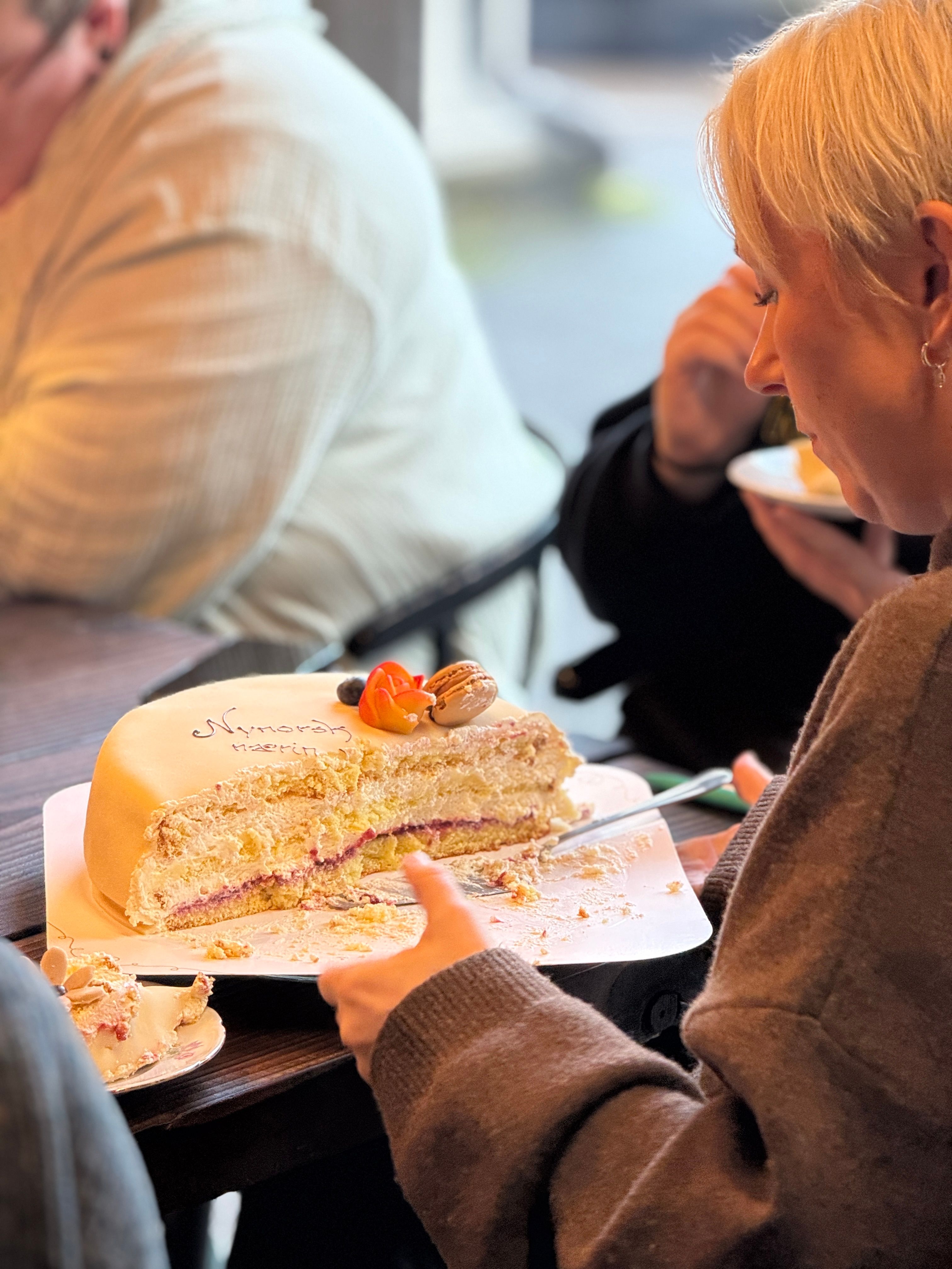 Det beste med gode nyheiter? Å dele dei med menneska du skaper dei saman med. Feiring av Nynorsk næringslivspris 2025 rundt lunsjbordet hos Kattnakken.